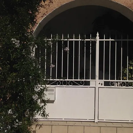 La Maison Rose Bed & Breakfast *